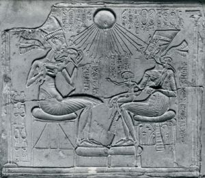 Akhenaton-wife-Nefertiti-rays-daughters-sun-god